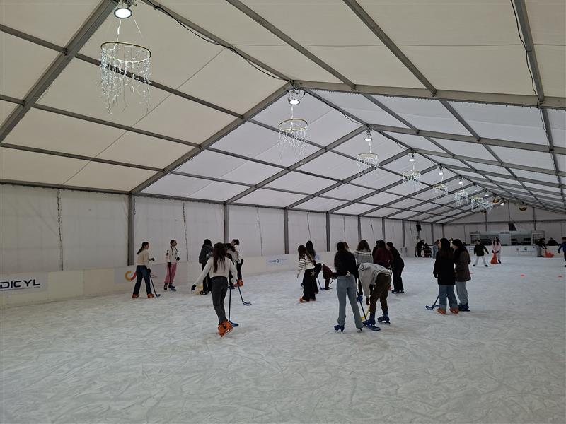 Alumnos de 1º bachillerato. Excursión a la pista de patinaje sobre hielo en León